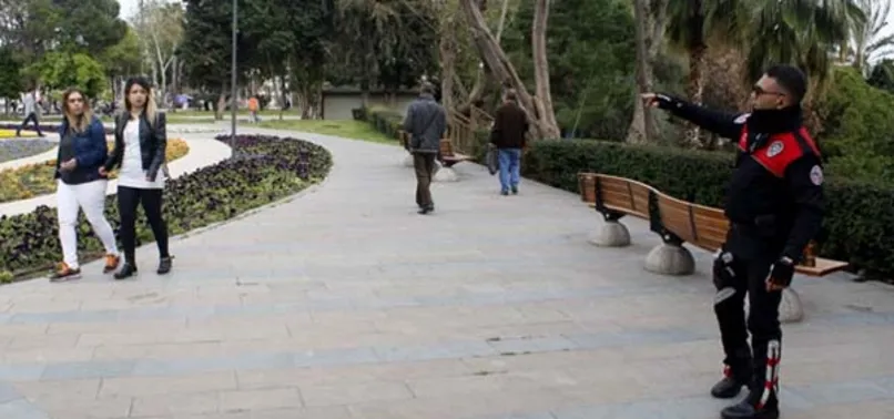 Parktan geçen vatandaşlara arı şoku
