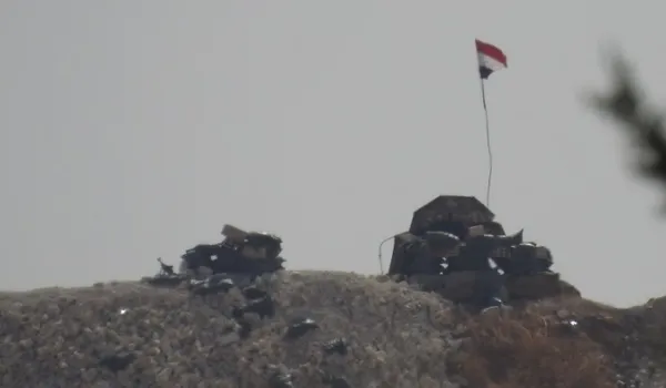 PKK/YPG'liler Münbiç sınıra rejim bayrağı astı - 1
