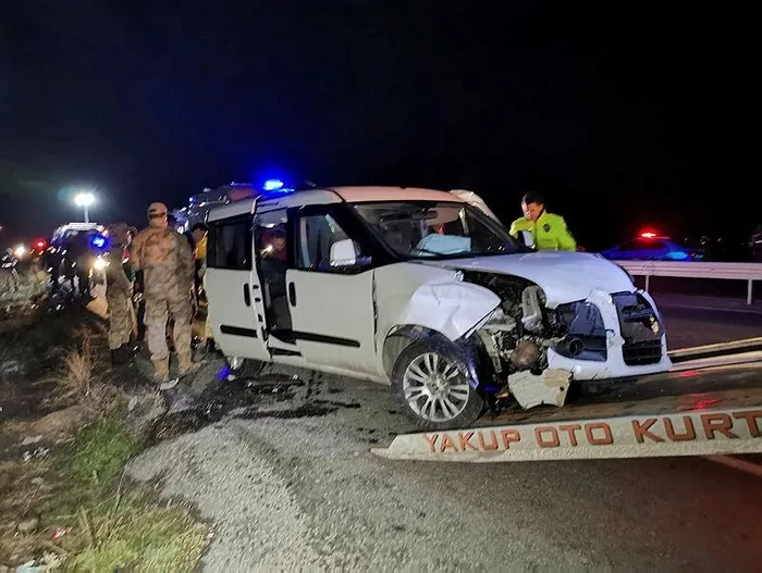Yolcu otobüsü şarampole yuvarlandı! Çok sayıda yaralı var - 1