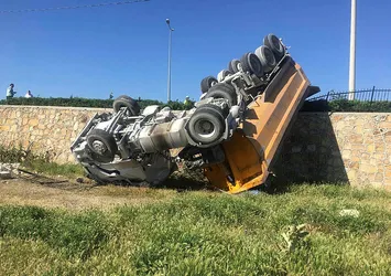 Tonlarca ağırlığındaki hafriyat kamyonu duvarda böyle asılı kaldı