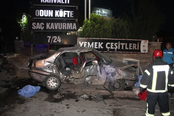 Son dakika: Manisa'daki can pazarında korkunç iddia! İki otomobil çarpıştı: 4 ölü, 2 ağır yaralı! - 1