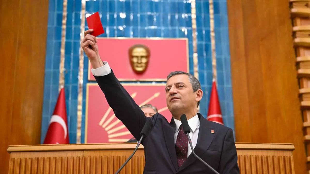 CHP'de adaylık tartışmaları alevlendi! Özel'den İmamoğlu'na kırmızı kart mı?