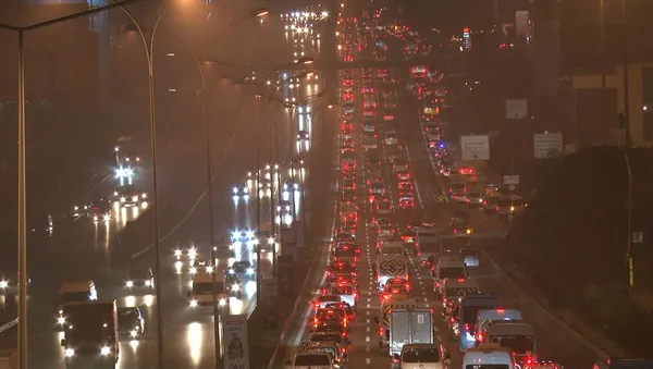 İstanbul'da trafik kilitlendi! Toplu taşıma yine yolda bıraktı - 4