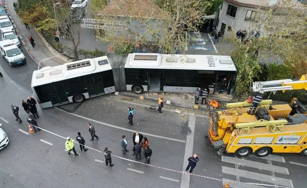 kadikoyde-ne-oldu-kadikoy-metrobus-kazasi-nasil-oldu-duvara-mi-carpti-sogutlucesme-duragi-metrobus-kazasi-son-1668690365556.jpg Söğütlüçeşme durağı metrobüs kazası son durum! Kadıköy'de ne oldu? Kadıköy metrobüs kazası nasıl oldu, duvara mı çarptı? - 5