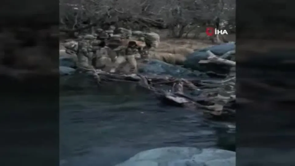 Operasyonda komandolara eşlik etti! Nehirden geçemeyen köpeğe Mehmetçik’ten yardım eli