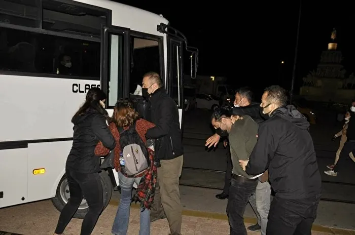 Eskişehir'de yurt provokasyonu! Gözaltına alınan gençler 'alçak devlet' diye slogan attılar - 4