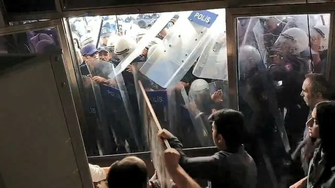 HDP'li 2 vekil terör yandaşlarıyla birlikte polise saldırdı - 2
