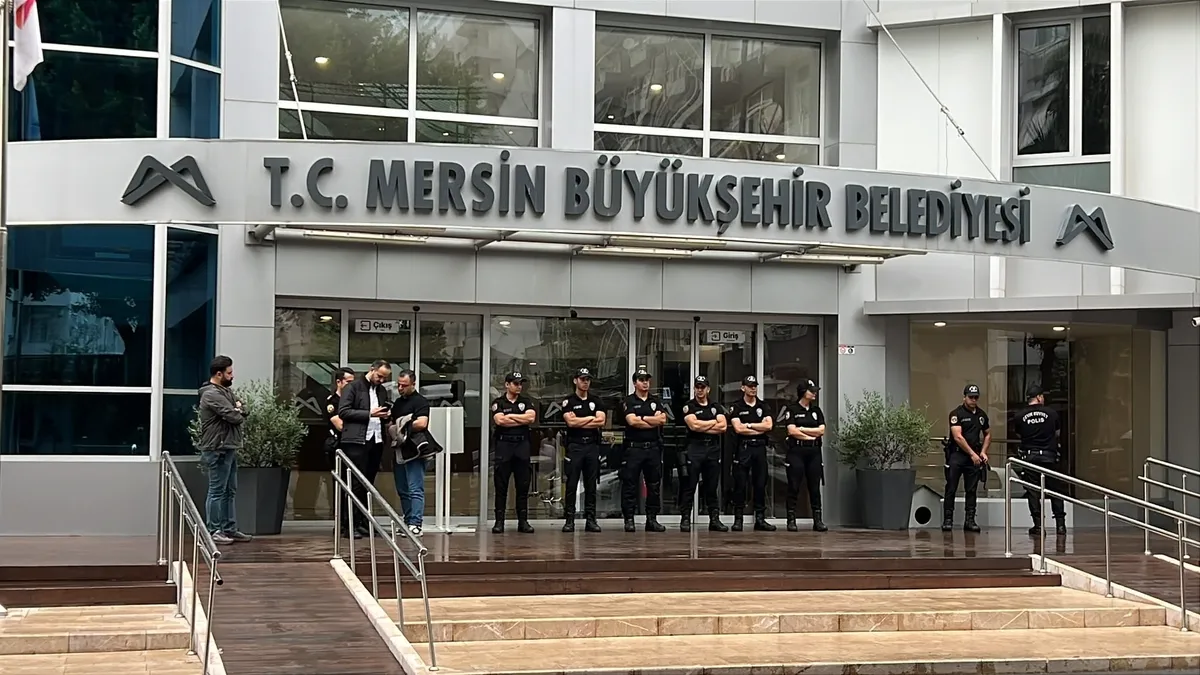 mersinde-3-belediyeye-yolsuzluk-operasyonu-vahap-secer-abdullah-ozyigit-ve-ahmet-serkan-tuncer-gozaltinda-1790834323098.jpg Mersin'de 3 belediyeye yolsuzluk operasyonu: Vahap Seçer, Abdullah Özyiğit ve Ahmet Serkan Tuncer gözaltında - 1