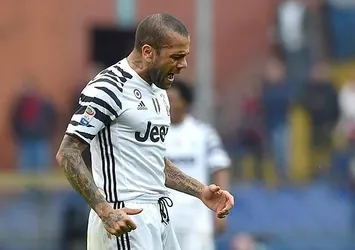 Dani Alves'in ayağı kırıldı