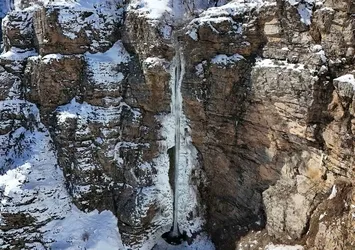 Karlar arasından akan Gümüşkanat Şelalesi