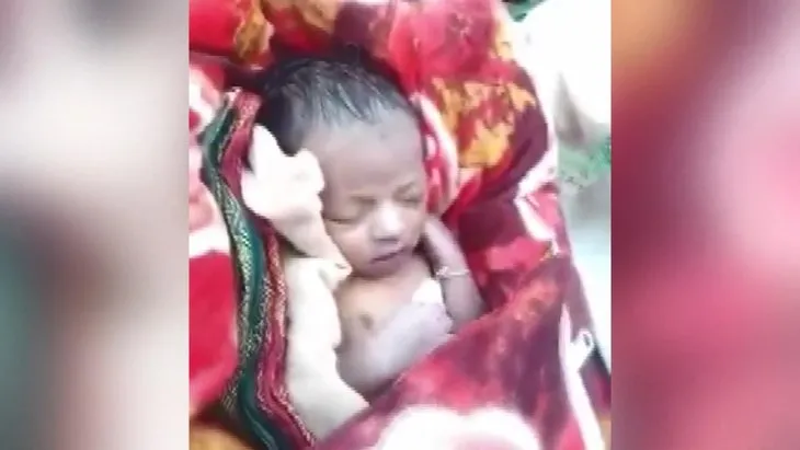 Hindistan’da kan donduran olay! Kız bebeği canlı gömerken yakalandı