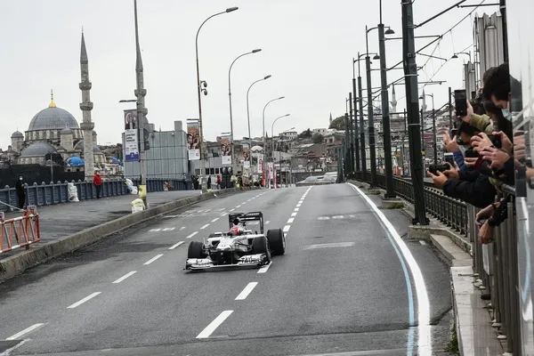 Formula 1 aracı Galata Köprüsü üzerinde iki tur attı