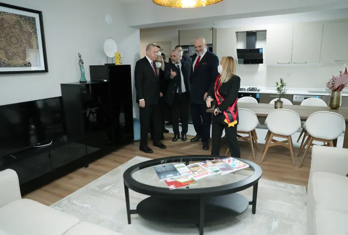 Son dakika: Başkan Erdoğan Arnavutluk’taki deprem konutlarındaki örnek daireyi inceledi - 2