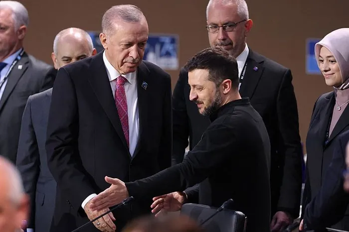once-putin-sonra-zelenski-baskan-erdogandan-baris-diplomasisi-tahil-koridorunda-yeniden-turkiye-damgasi-1720726162244.jpg Önce Putin sonra Zelenski: Başkan Erdoğan'dan 'barış' diplomasisi! Tahıl Koridoru'nda yeniden Türkiye damgası