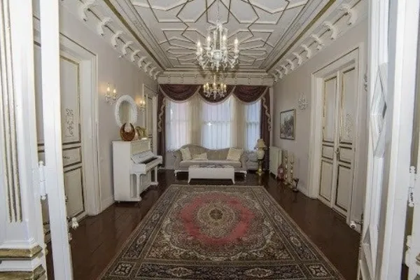 turist-cifte-tarihi-otelde-kabus-1-yasindaki-cocuklarinin-ustune-bomba-gibi-patladi-1636437579798.jpg Turist çifte tarihi otelde kabus! 1 yaşındaki çocuklarının üstüne bomba gibi patladı - 3