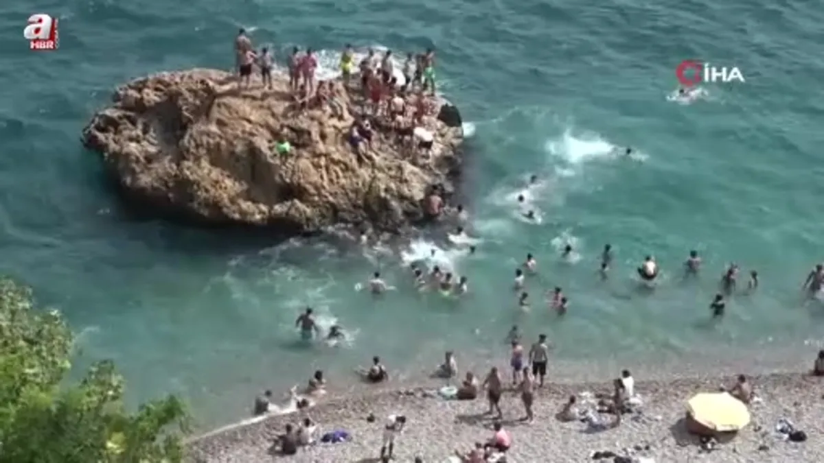 Antalya'da sıcaktan bunalanlar sahile akın etti