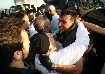 Polis telsizini ele geçiren darbeciye, memurdan unutulmaz cevap!