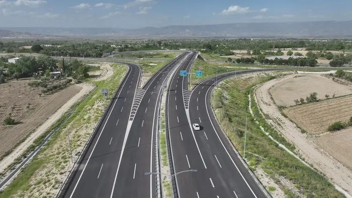 Hizmete girecek yol ile iki şehir arasında mesafe 2 saat 55 dakikaya düşecek (AA)