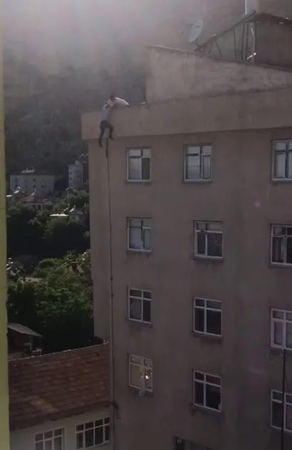 Çıktığı binada yürekleri ağza getirdi! İşte o anlar... - 1