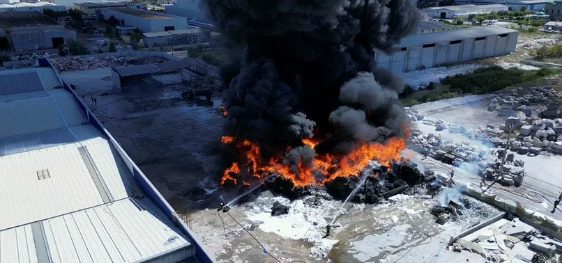 Aksaray'da geri dönüşüm fabrikasında yangın! Siyah dumanlar gökyüzüne yükseldi