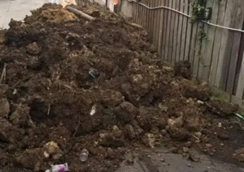 Borcunu ödemeyen adama 'pislik' dolu hediye!