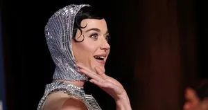 ABD’li ünlü şarkıcı Katy Perry uzaya uçtu!