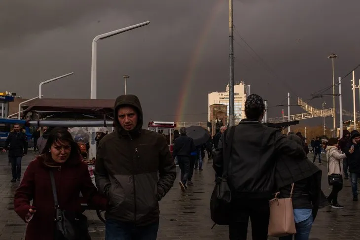 Taksim’de beliren gökkuşağı kendine hayran bıraktı