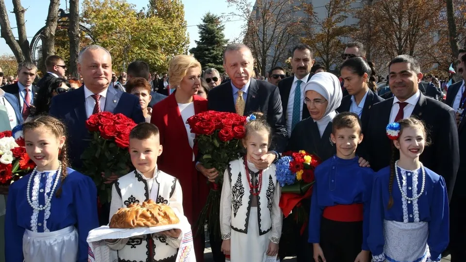 Cumhurbaşkanı Erdoğan Gagauz Özerk Yeri başkenti Komrat'a coşkuyla karşılandı