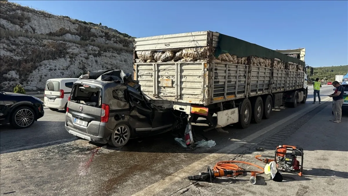 Mersin'de devrilen otomobildeki 1 kişi öldü, 1 kişi ağır yaralandı