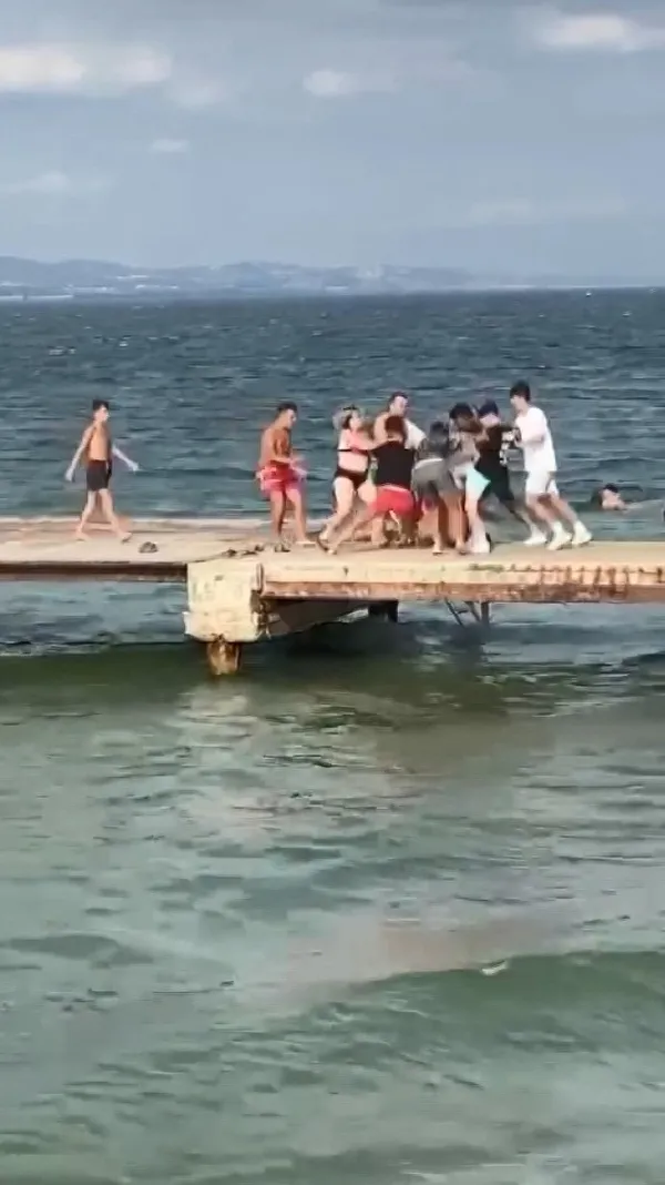 1661107627579.jpg Sahil ringe döndü! Yumruk ve tekmeler havada uçuştu - 3