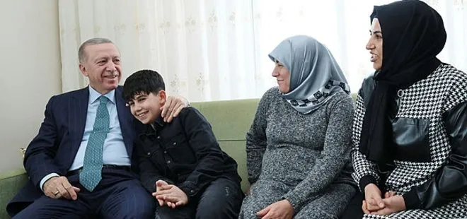Başkan Erdoğan’dan depremzede aileye anlamlı ziyaret! MHP Lideri Bahçeli de eşlik etti