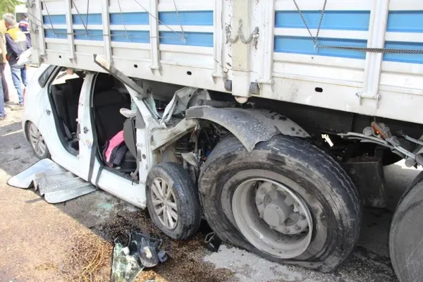 1687123291118.jpg Otomobil TIR'ın altına girdi: Anne ve kızı ağır yaralandı - 2