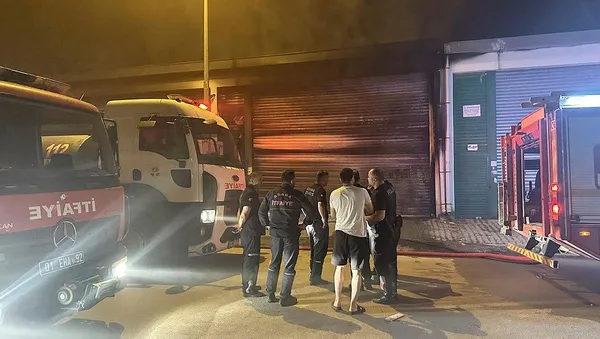 adanada-akilalmaz-olay-komsusunun-is-yerini-kundakladi-sondurmeye-gelen-itfaiyeyi-silahla-tehdit-etti-1717367791040.jpeg Adana'da akılalmaz olay! Komşusunun iş yerini kundakladı: Söndürmeye gelen itfaiyeyi silahla tehdit etti - 3