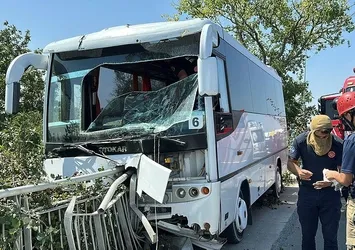 Arnavutköy'de hastane personelini taşıyan servis bariyere saplandı: 5 yaralı