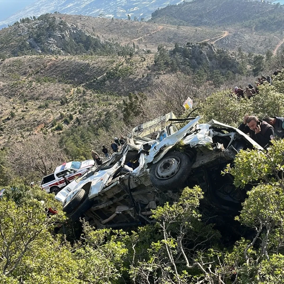 Mersin'de işçi servisi uçuruma yuvarlandı! 3 ölü 11 yaralı