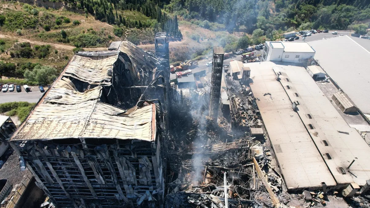 Tuzla'da yanan fabrika havadan görüntülendi