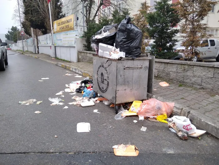 Maltepe’de sokaklarda çöp yığınları oluştu! Vatandaşlar CHP’li belediyeye isyan etti: Bu virüsten daha tehlikeli değil mi?