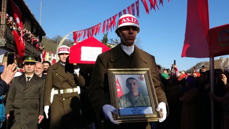 Türkiye şehitlerini uğurluyor! Tabutunun başında gözyaşları sel oldu | Bu acıya yürek dayanmaz