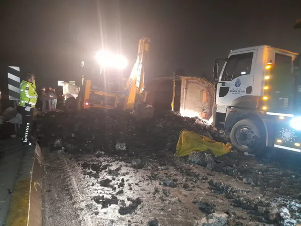 Bağcılar'da hafriyat kamyonu devrildi - 4