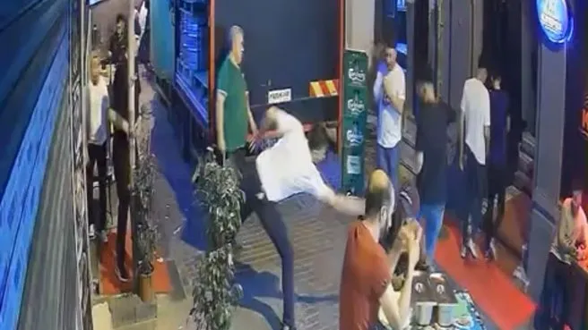 Husumetlisi işletmeciye silahlı saldırı kamerada