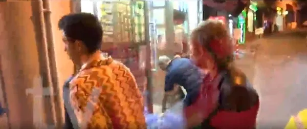 arctic-monkeysten-olayli-beyoglu-gecesi-bakkal-ile-tartistilar-1660250117609.jpg Arctic Monkeys'ten olaylı Beyoğlu gecesi! Bakkal ile tartıştılar: Ünlü olsalar da fark etmez