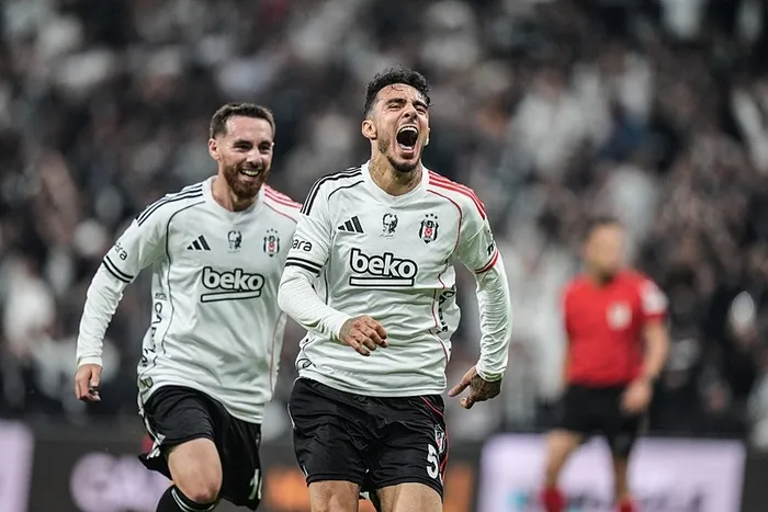 istanbulda-derbi-heyecani-besiktas-fenerbahce-maci-basladi-canli-anlatim-1762107503500.jpeg Emirhan Topçu'nun golü sonrası Beşiktaş'ın sevinci. (AA)