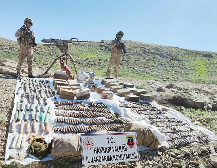 Son dakika: Hakkari’de PKK’ya ait çok sayıda silah ve mühimmat ele geçirildi
