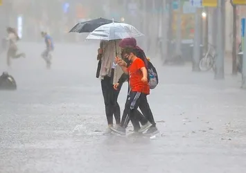 Meteoroloji Marmara'yı saat vererek uyardı! İstanbul'a gök gürültülü sağanak yağış geliyor | İşte 5 günlük hava durumu