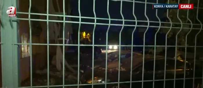 konyadaki-4-katli-binada-dogal-gaz-patlamasi-yaralilar-var-1746411731717.jpg Patlamada park halindeki araçlar maddi hasar alırken binalardan kopan parçalar otomobillerin üzerine düştü. (A Haber - Ekran Görüntüsü)