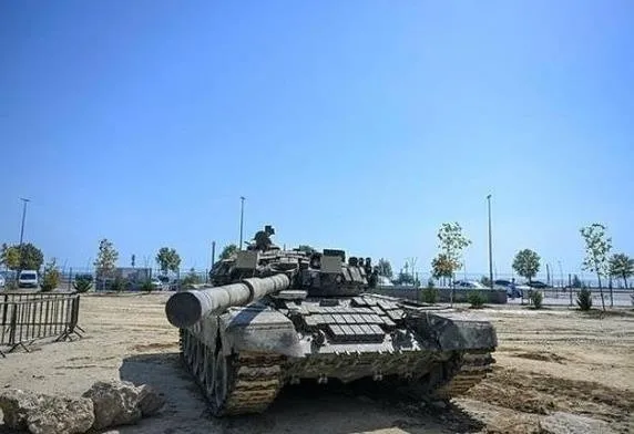 Ünlü moda markasının reklam yüzünden Azerbaycan’a alçak söylem! Terör örgütünden eğitim aldı: Saldıracağız...