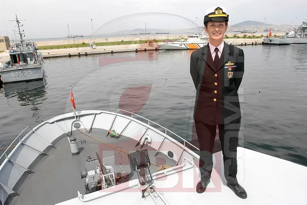 2004te-bir-ilk-olmustu-yas-karari-sonrasi-da-yeni-bir-ilke-imza-atti-iste-turkiyenin-ilk-kadin-amirali-gokcen-1691072870396.jpg 2004'te bir ilk olmuştu! YAŞ kararı sonrası yeni bir ilke imza attı! İşte Türkiye'nin ilk kadın amirali: Gökçen Fırat - 4