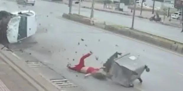 1714573567982.jpg Dehşet veren kaza güvenlik kamerasında! Metrelerce havaya uçtu yolda sürüklendi! Mersin'deki kazada yürek yakan an... - 4