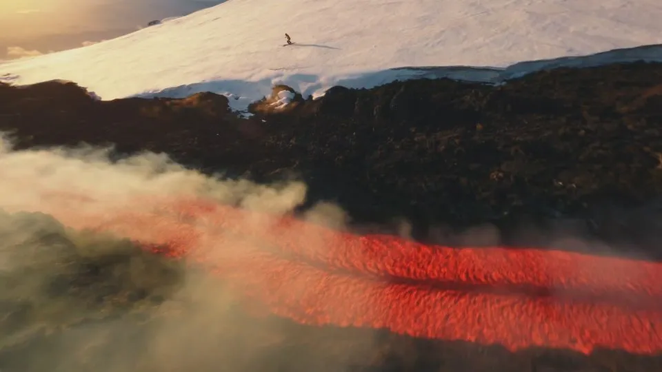 Görenler şoke oldu! Etna Yanardağı patlarken kayak yaptı