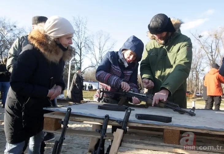 Ukrayna savaş için sivilleri eğitiyor! Kadın-Erkek 7’den 70’e cephede